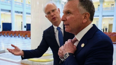 Kreml-Unterhändler Dmitrijew und der US-Sondergesandte Witkoff sollen den Friedensplan ausgearbeitet haben. (Archivbild) (Foto: Vyacheslav Prokofyev/Pool Sputnik Kremlin/AP/dpa)