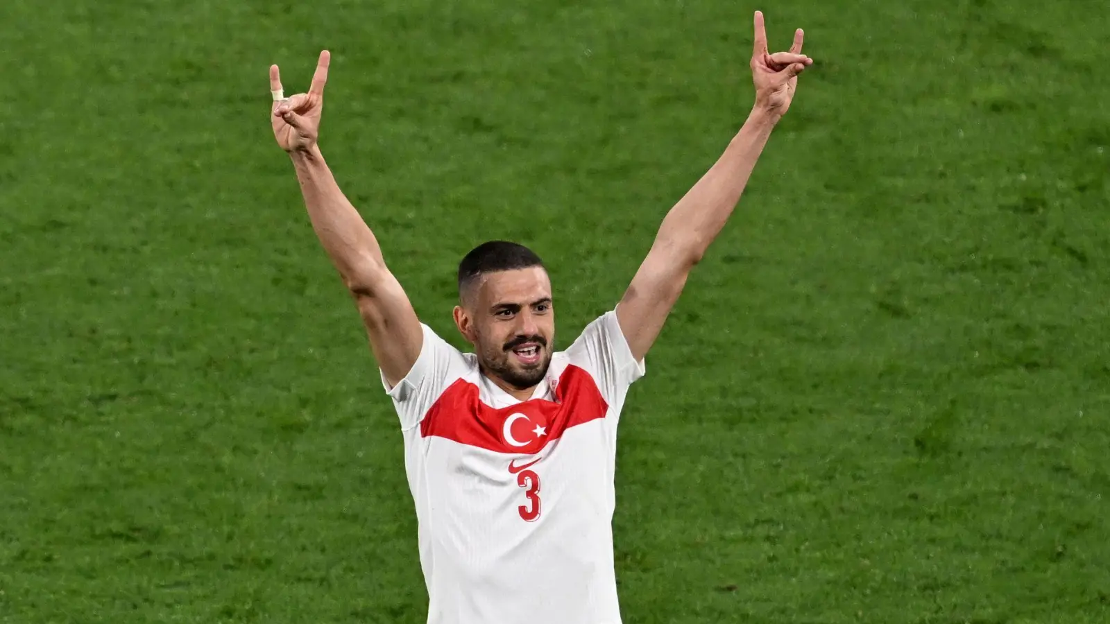 Merih Demiral musste beim Viertelfinal-Aus der Türken gegen die Niederlande gesperrt zuschauen. (Foto: Hendrik Schmidt/dpa)