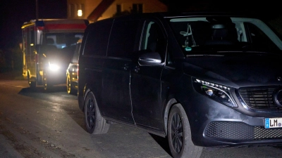 Drei Leichen wurden schon in der Nacht des Unglücks abtransportiert. (Archivbild) (Foto: Sascha Ditscher/dpa)