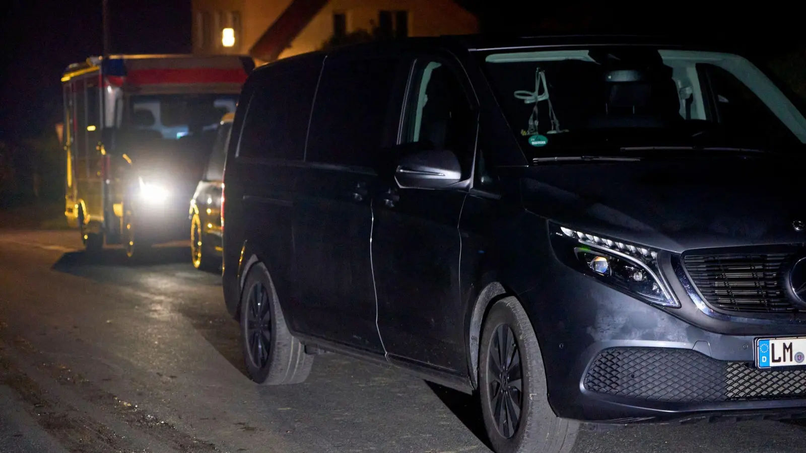 Drei Leichen wurden schon in der Nacht des Unglücks abtransportiert. (Archivbild) (Foto: Sascha Ditscher/dpa)