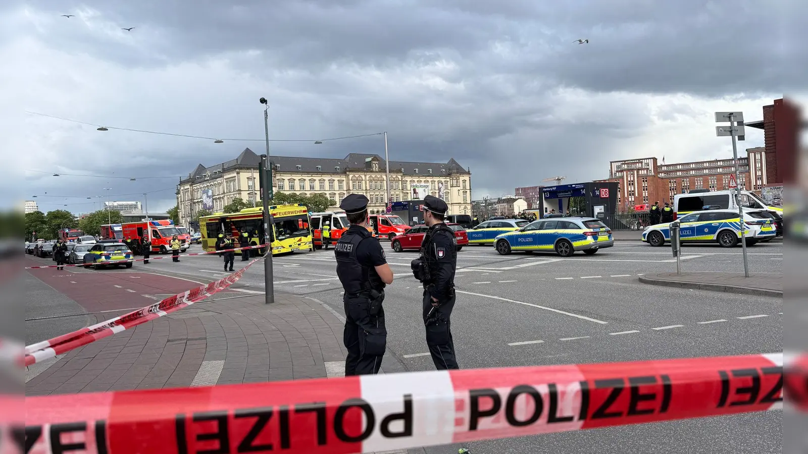 Der Hamburger Hauptbahnhof ist nach dem Messerangriff weiträumig abgesperrt. (Foto: Christian Charisius/dpa)