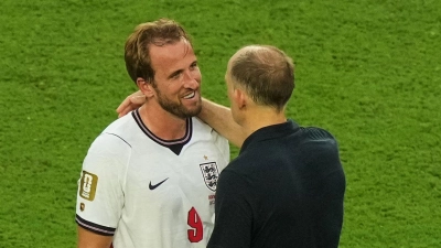 Englands Nationaltrainer Thomas Tuchel (r) schwärmt von seinem Stürmer Harry Kane. (Archivbild) (Foto: Marta Lavandier/AP/dpa)