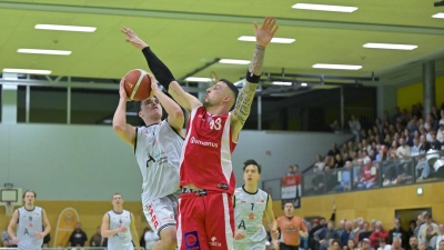 So wie hier Raul Dumnici (mit Ball) gegen Robin Seeberger mussten die Ansbacher hart für ihre Korberfolge arbeiten. (Foto: Martin Rügner)