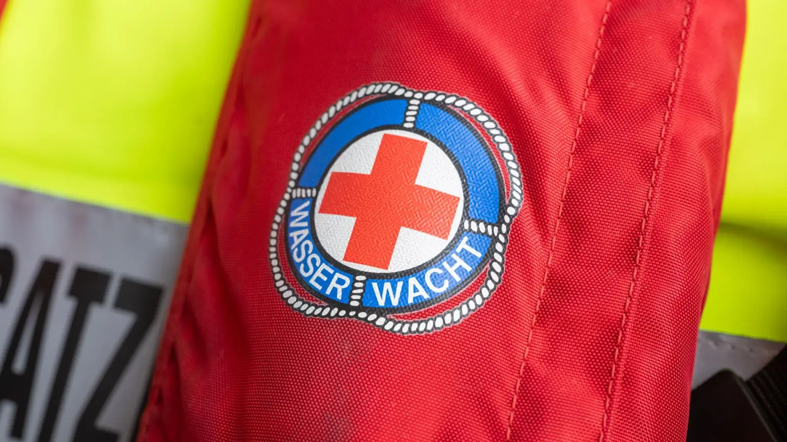 Rettungskräfte der Wasserwacht bargen den Mann noch aus dem Wasser. (Symbolbild) (Foto: Peter Kneffel/dpa)