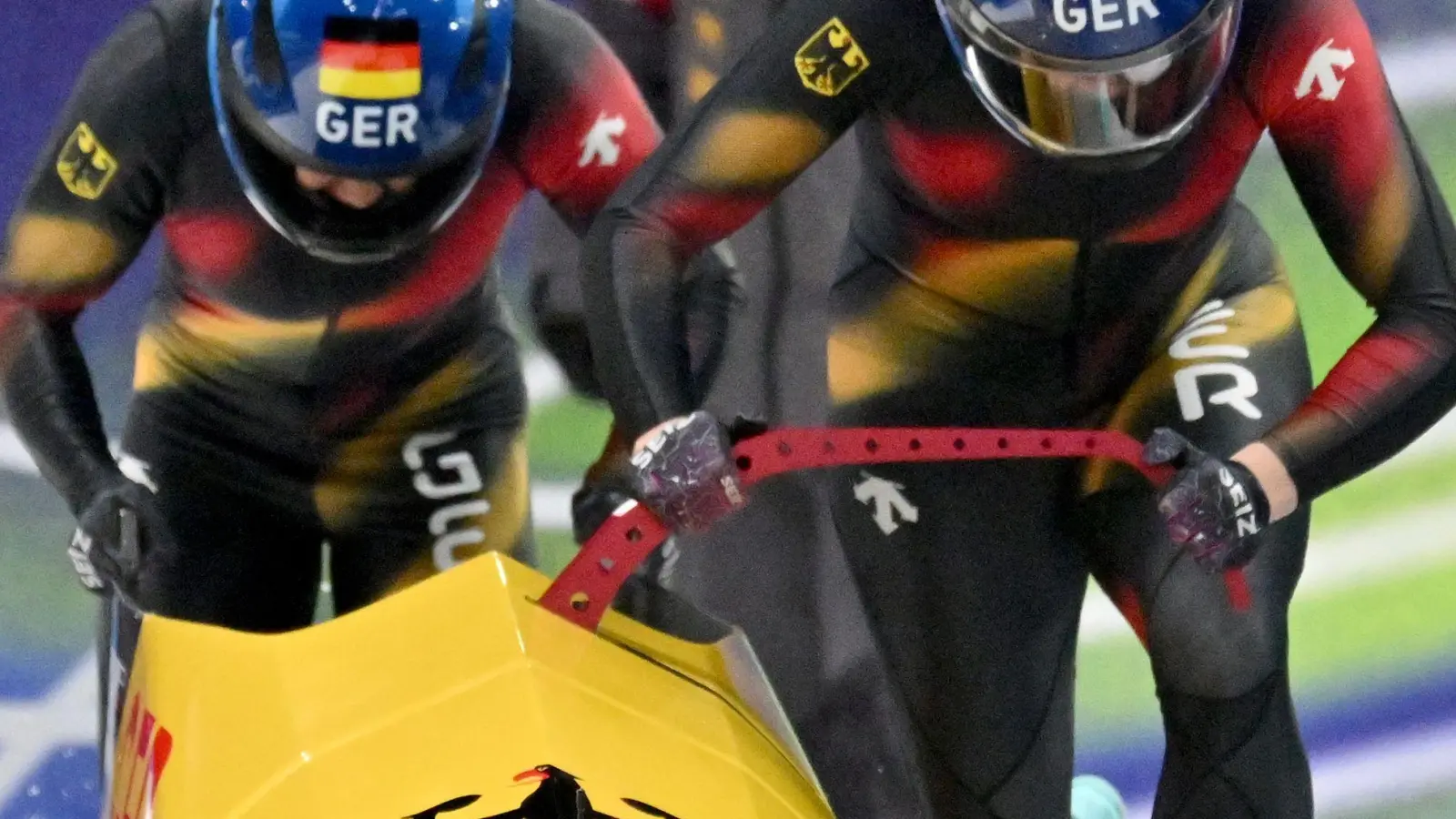 Laura Nolte (Pilotin) und Anschieberin Deborah Levi (Deutschland) legten im ersten Lauf gleich Start- und Bahnrekord hin.  (Foto: Robert Michael/dpa)