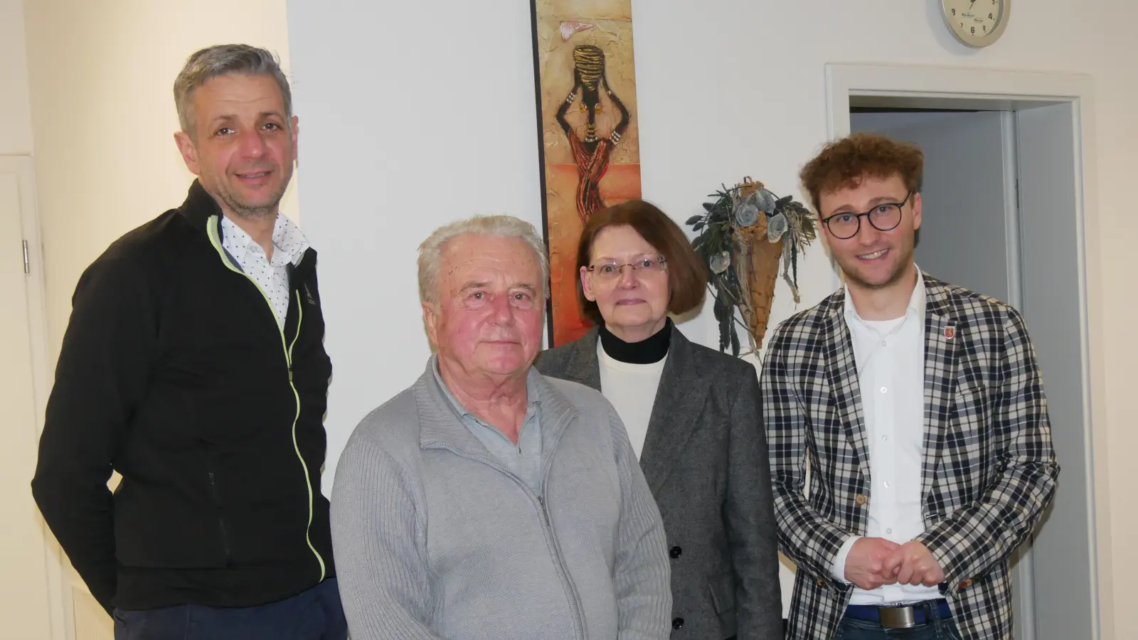 In Merkendorf ist der Hausarztstandort gesichert, machten Merkendorfs Bürgermeister Stefan Bach, Allgemeinarzt Dr. Vladimir Kozlik, MVZ-Geschäftsführerin Gabriele Dostal und Ornbaus Rathauschef Marco Meier (von links) deutlich. (Foto: Daniel Ammon)