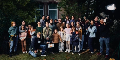 Das Team von „Malina” beim Filmdreh in Nürnberg. Regisseur des Films ist Lorenz Wetscher (mittig, mit Kopfhörern um den Hals) aus Heilsbronn im Landkreis Ansbach. (Foto: Daniel Tkatsch)