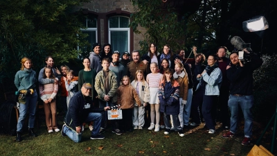 Das Team von „Malina” beim Filmdreh in Nürnberg. Regisseur des Films ist Lorenz Wetscher (mittig, mit Kopfhörern um den Hals) aus Heilsbronn im Landkreis Ansbach. (Foto: Daniel Tkatsch)