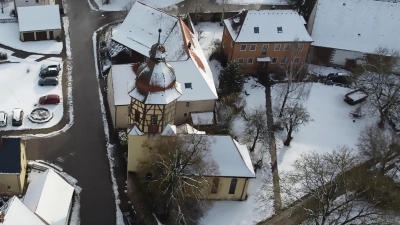 St. Johannis Baptista im Winterkleid: Der markante Kirchturm ist stark sanierungsbedürftig. (Foto: Rudolf Raab)