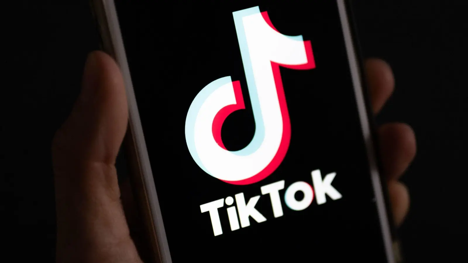 Tiktok ist in den USA aktuell nur online, weil Donald Trump ein Gesetz aushebelte. (Foto: Monika Skolimowska/dpa)
