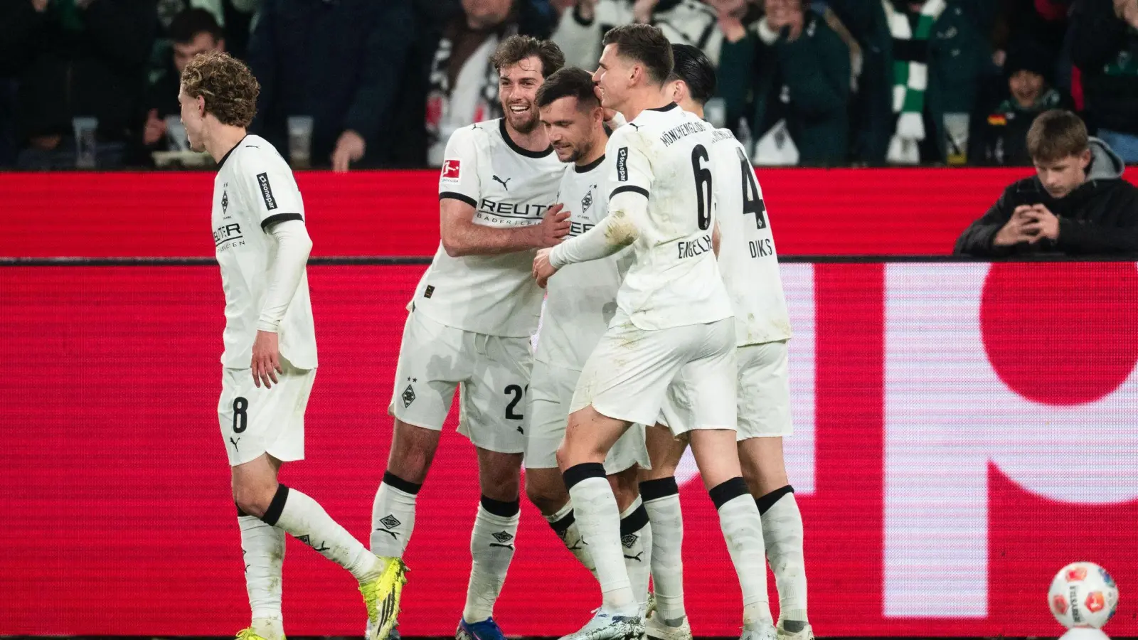 Stögers Mitspieler gratulieren zu seinem Traumtor (Foto: Marius Becker/dpa)