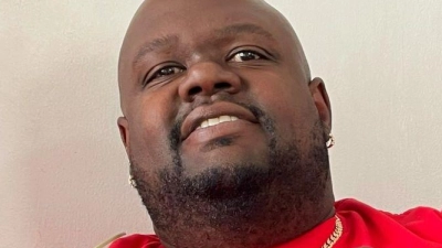 „Die Schilfgräser dafür habe ich selbst geerntet und getrocknet“: Corey Alston beim Korbflechten (Foto: Jörg Michel/dpa-tmn)
