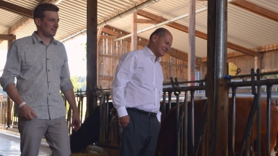 Auch in den Rinderstall führte Junglandwirt Thomas Fleischmann (links) Bundeskanzler Olaf Scholz. (Foto: Johannes Zimmermann)