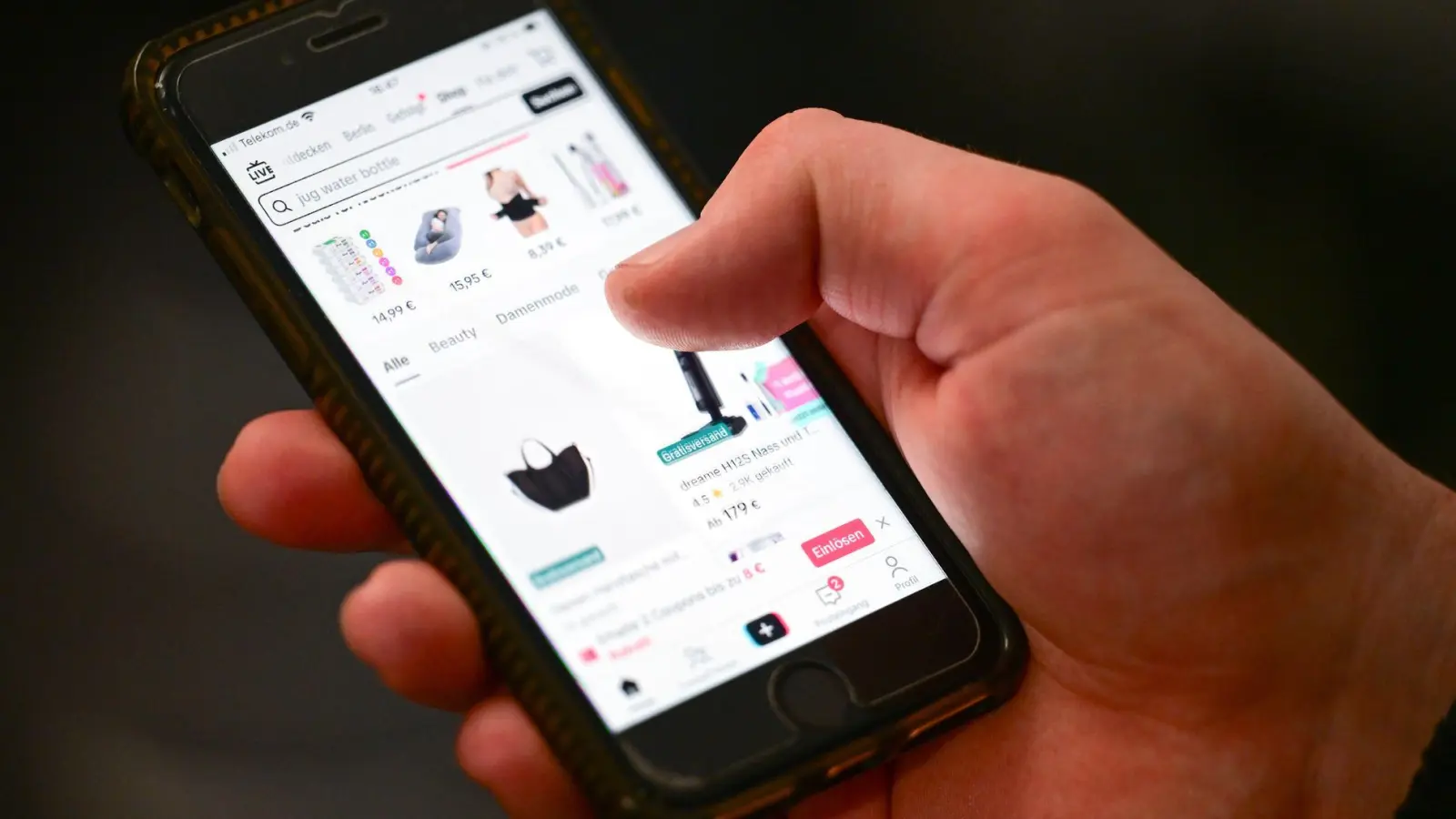 Viele Händler nutzen Künstliche Intelligenz im E-Commerce. (Foto: Sebastian Gollnow/dpa/dpa-tmn)