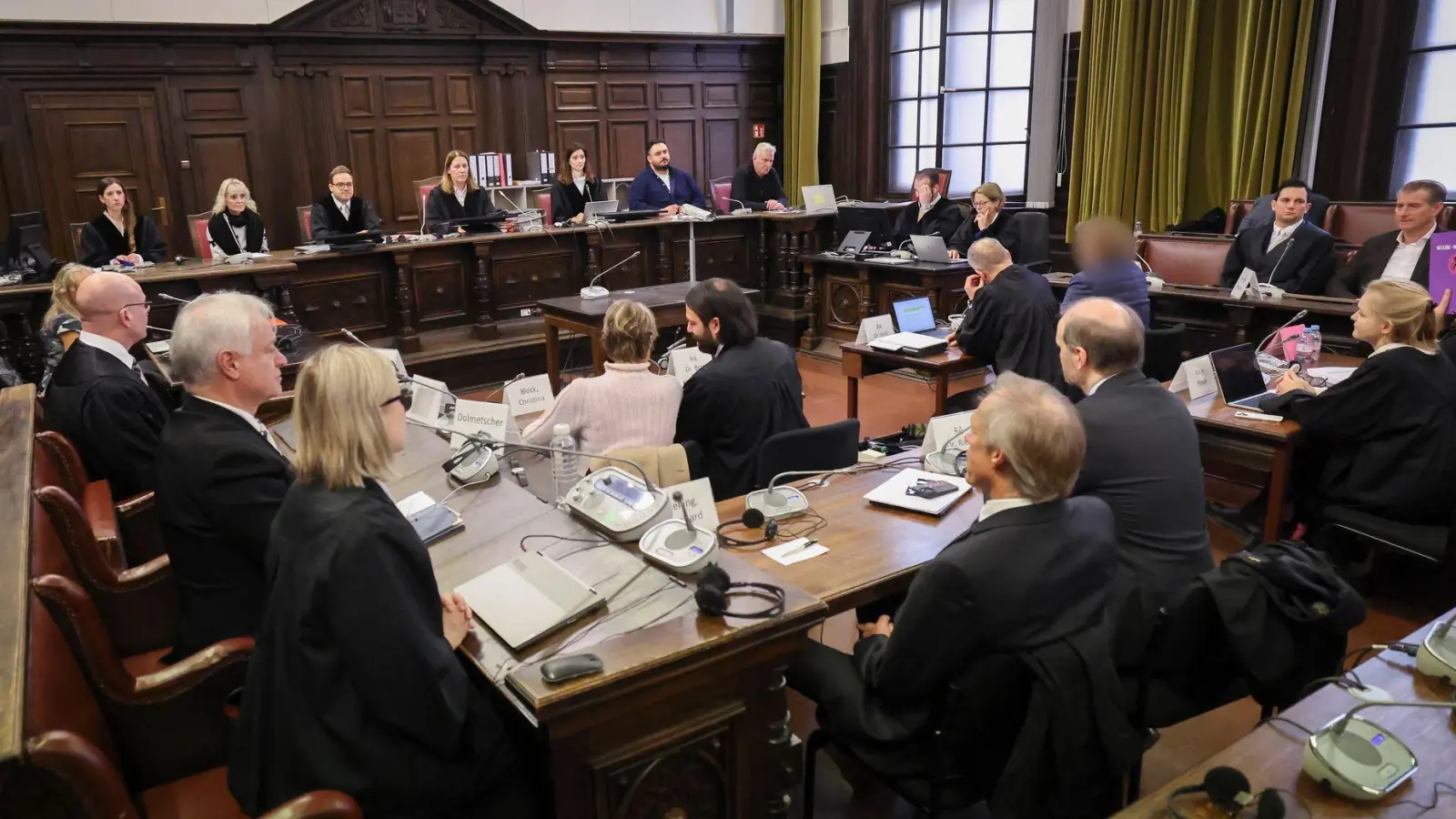 Die Beteiligten am Prozess gegen Christina Block und sechs Mitangeklagte hören den zweiten Tag in Folge die Aussage des mutmaßlichen Chefs der Entführer. (Foto: Christian Charisius/dpa-Pool/dpa)