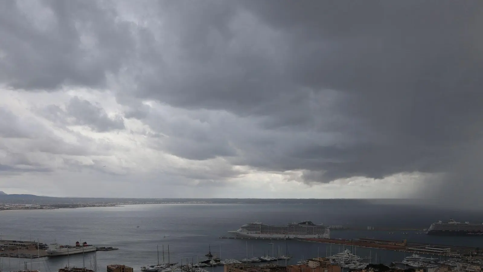  Für Mittwoch warnt der Wetterdienst Aemet vor heftigen Regenfällen sowie schweren Sturmböen und rief die Alarmstufe Orange aus. (Foto: Clara Margais/dpa)