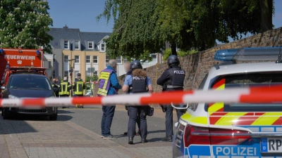 Einsatzkräfte sind mit einem Großaufgebot vor Ort.   (Foto: Sascha Ditscher/dpa)