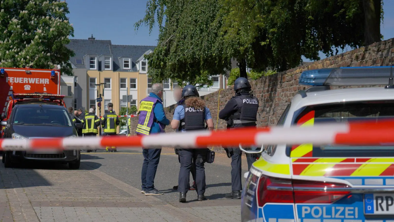 Einsatzkräfte sind mit einem Großaufgebot vor Ort.   (Foto: Sascha Ditscher/dpa)