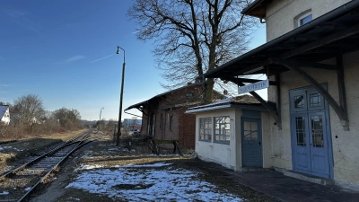 Endstation Bahnhof Wilburgstetten? Der Grünen-Landtagsabgeordnete Martin Stümpfig sieht gute Chancen auf eine Weiterführung der „Romantischen Schiene” bis Nördlingen. Anders der Parlamentarische Staatssekretär Ulrich Lange, der beim Neujahrsempfang der Dinkelsbühler CSU die Hoffnungen dämpfte. (Foto: Martina Haas)