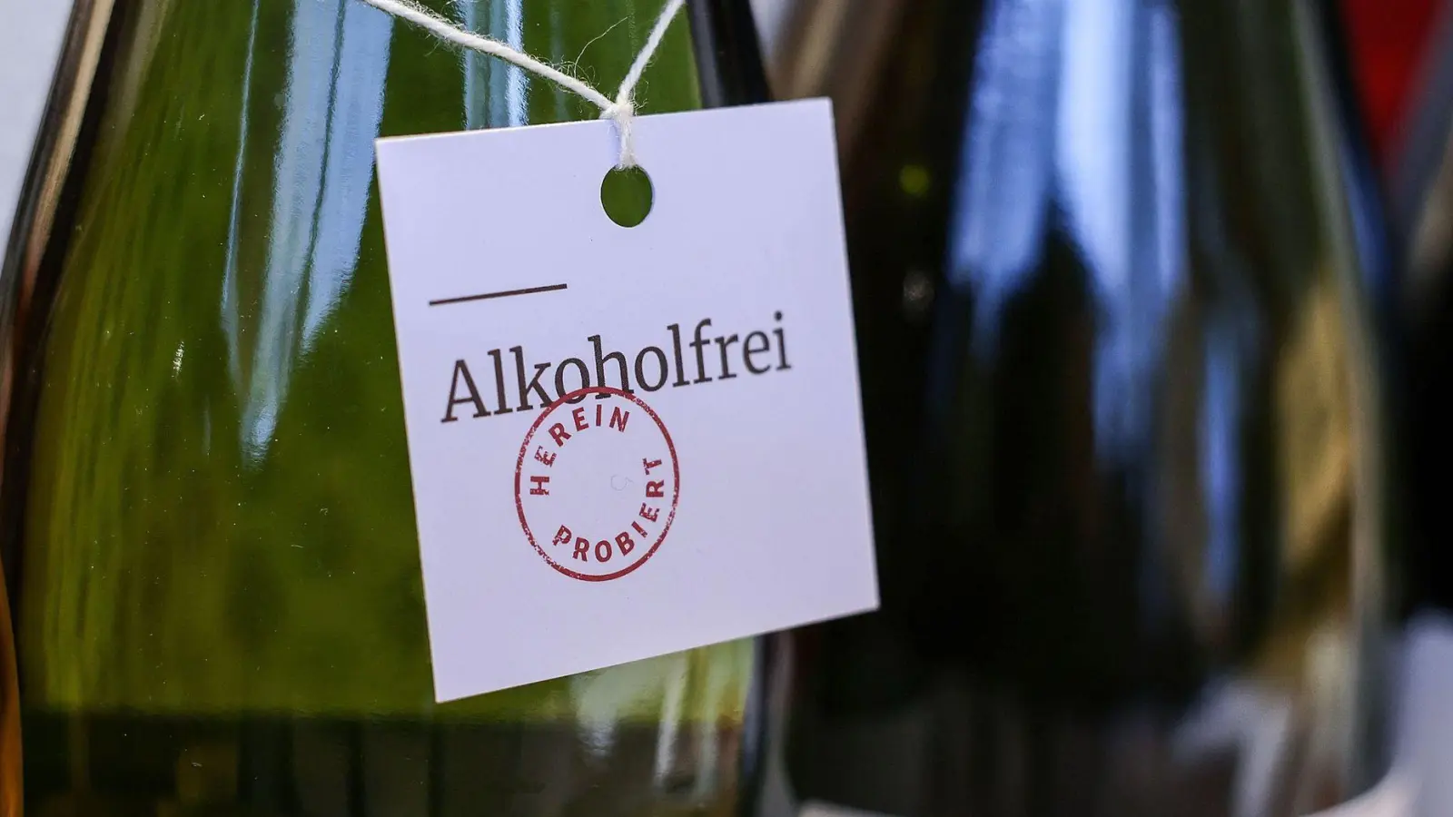 Klingt erstmal widersprüchlich, ist aber wahr: Jeder alkoholfreie Wein enthält Alkohol - wenn auch nur in geringen Mengen.  (Foto: Oliver Berg/dpa/dpa-tmn)
