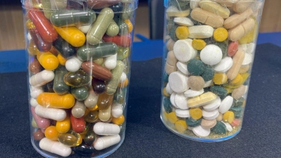 Bei Nahrungsergänzungsmittel aus sogenannten Botanicals fordern Wissenschaftler von der Politik zum Verbraucherschutz eine Regulierung. (Symbolbild)  (Foto: Vanessa Reiber/dpa)
