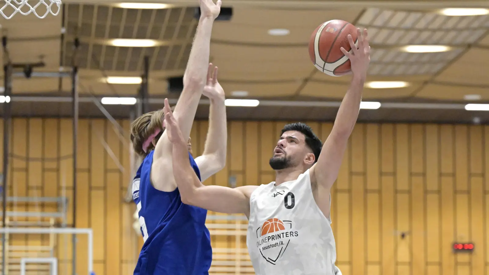 Nour Jenniat (rechts, hier in einem anderen Spiel) erzielte 14 Punkte für Neustadt. (Foto: Martin Rügner)