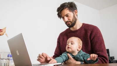 Die Brückenteilzeit kann Beschäftigte entlasten - etwa, wenn sich Vollzeitjob und Kinderbetreuung nur schwer vereinbaren lassen. (Foto: Christin Klose/dpa-tmn/dpa)