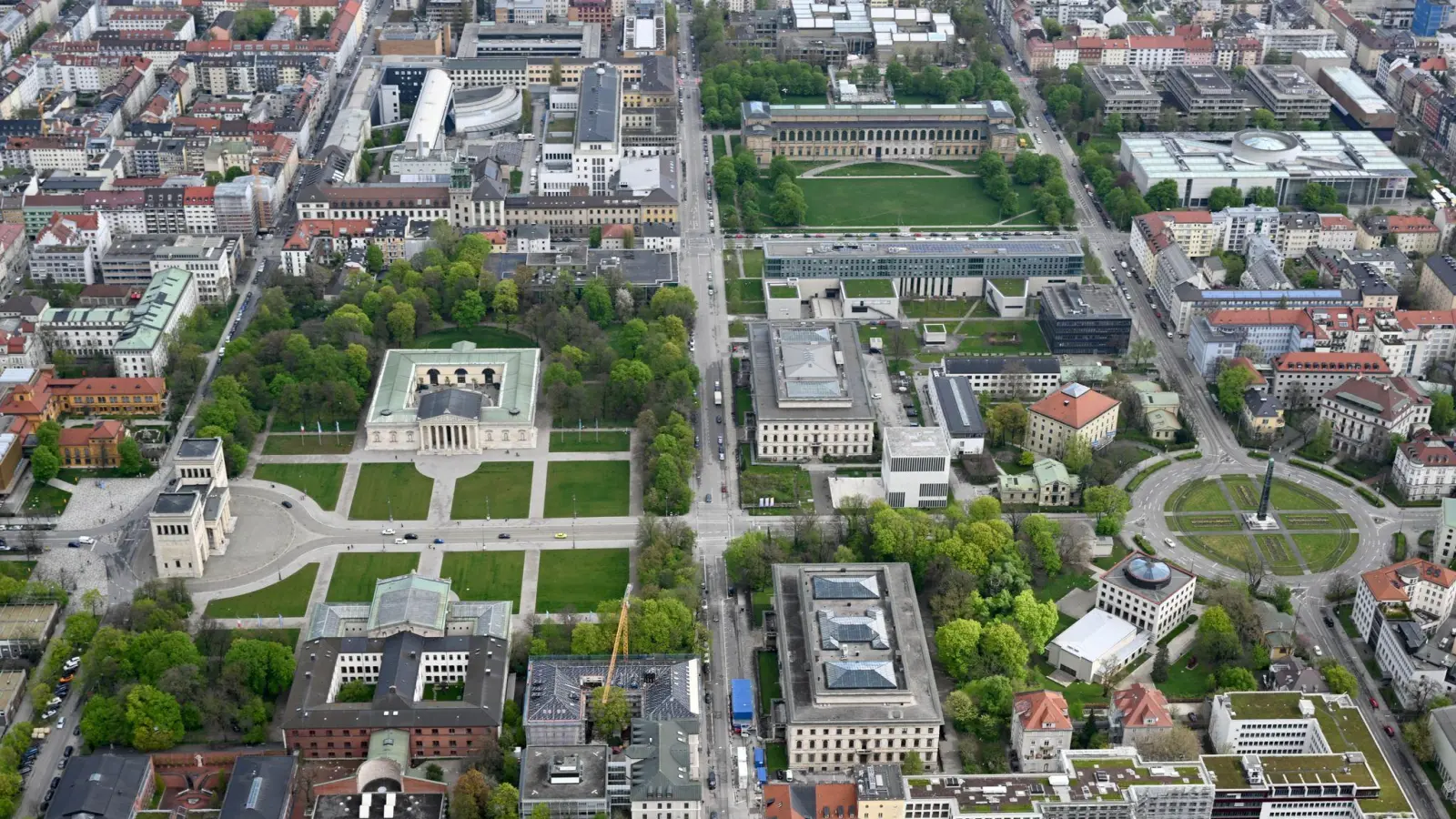 Der Münchner Königsplatz soll 2025 Schauplatz einer großen 1990er-Party werden. (Foto: Felix Hörhager/dpa)