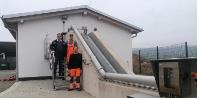 Bürgermeister Friedrich Steinacker (links) und die beiden Klärwärter Tobias Bach (rechts) und Tim Prechter (vorne) am Einlaufhebewerk. (Foto: Friedrich Zinnecker)