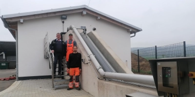 Bürgermeister Friedrich Steinacker (links) und die beiden Klärwärter Tobias Bach (rechts) und Tim Prechter (vorne) am Einlaufhebewerk. (Foto: Friedrich Zinnecker)