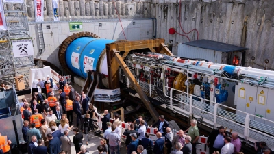 „Donna Maria“ ist gestartet: Die Tunnelbohrmaschine ist 178 Meter lang und 700 Tonnen schwer.  (Foto: Sven Hoppe/dpa)