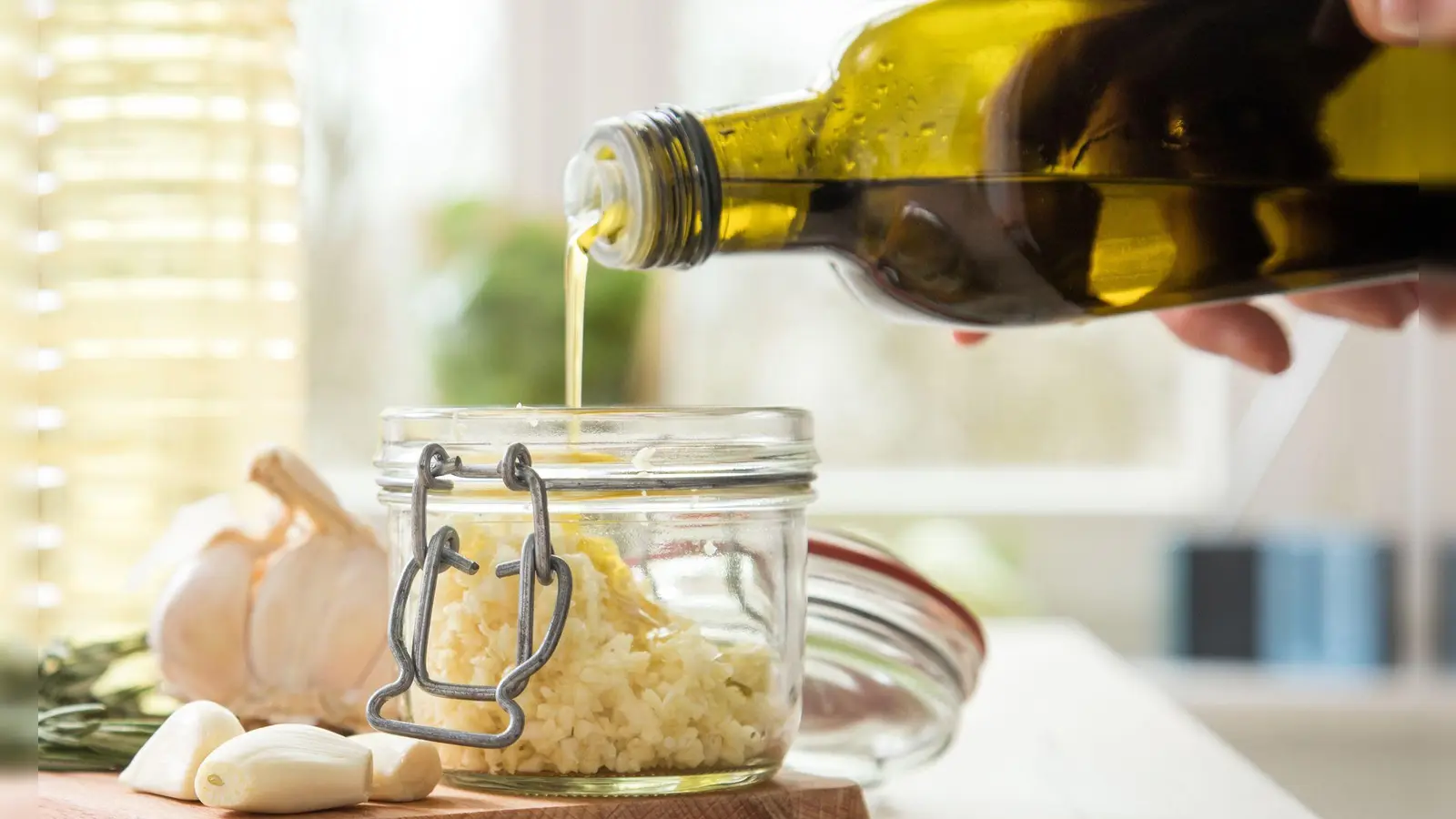 Von teuer bis günstig: Vier Olivenöle landen auf den ersten Plätzen der Stiftung Warentest. (Foto: Christin Klose/dpa-tmn)
