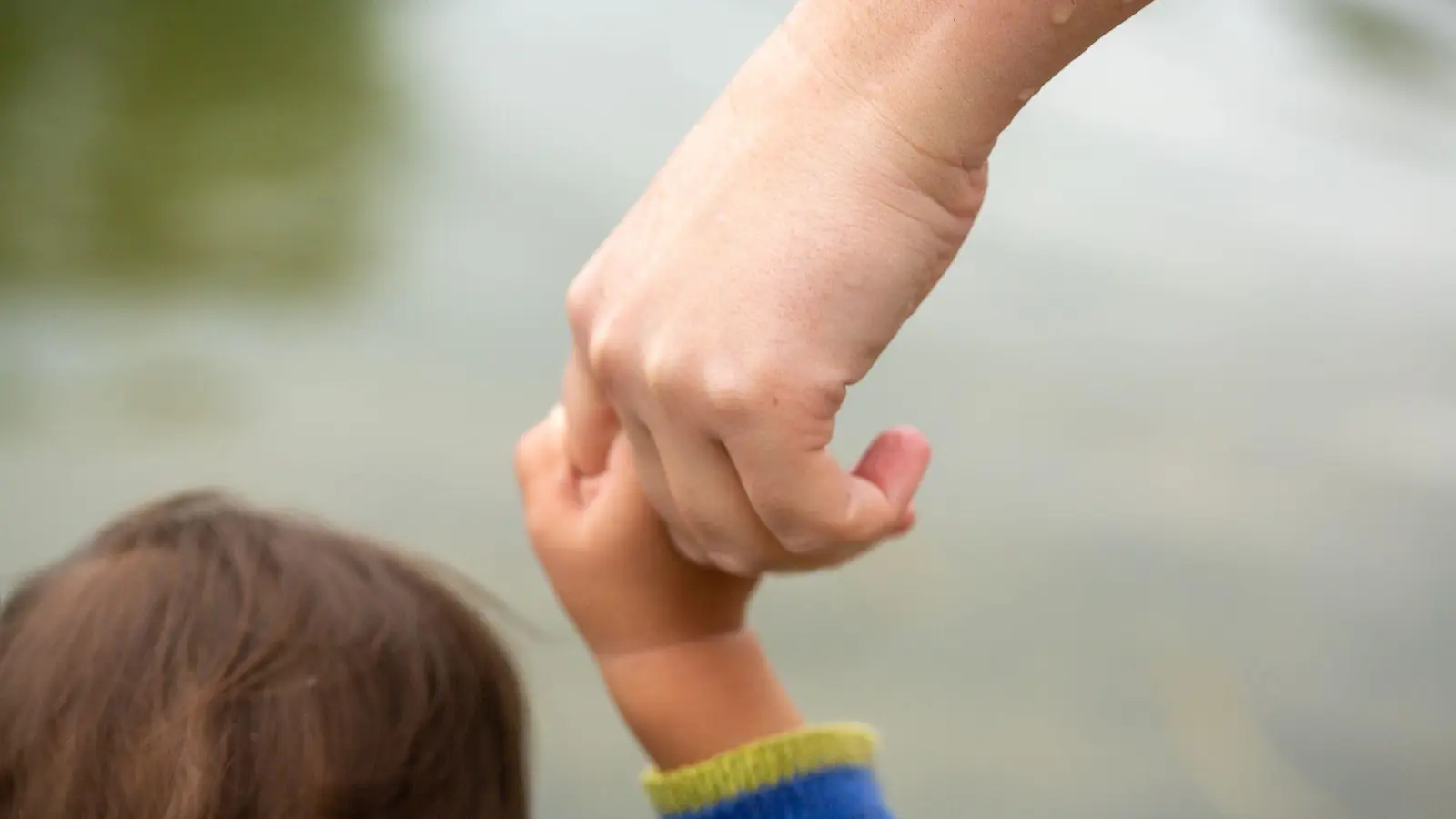 In lesbischen Beziehungen muss die Partnerin der Frau, die das Kind zur Welt bringt, ein Adoptionsverfahren betreiben, um rechtlicher Elternteil zu werden. (Symbolbild) (Foto: Fernando Gutierrez-Juarez/dpa)