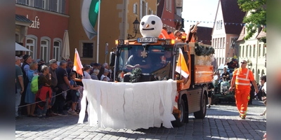Ein Hingucker ist das Winterdienst-Fahrzeug des städtischen Bauhofs.  (Foto: Jasmin Kiendl)