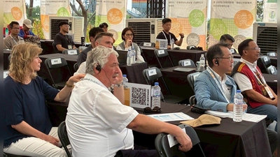 Reinhard Streng (vorne, im weißen Hemd) nahm im Frühjahr an einer ICLEI-Tagung in Taiwan teil und präsentierte dort das Dorflinde-Konzept. (Foto: privat)
