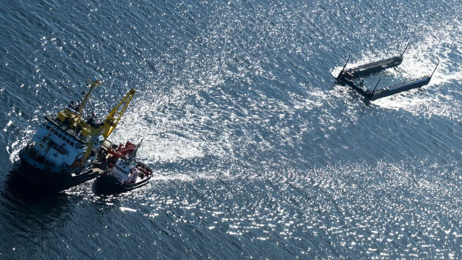 Der Schleppverband ist weiter in Richtung Nordsee unterwegs (Foto: Philip Dulian/dpa)