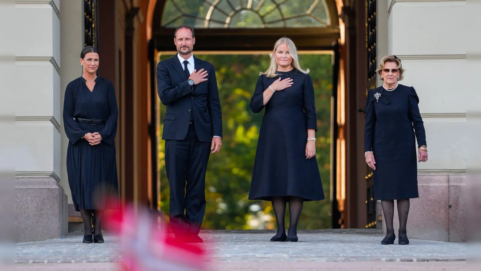 Gemeinsam mit Haakons Schwester Prinzessin Märtha Louise (links) und Haralds Witwe Königin Sonja (rechts) hatte sich das Königspaar am Montag auf dem Schlossplatz dem Volk gezeigt.  (Foto: Javad Parsa/NTB/dpa)