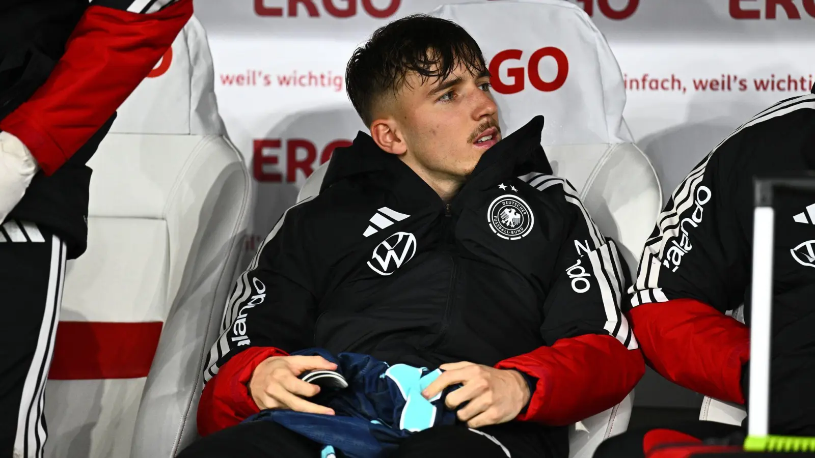 Lennart Karl sitzt bei der Nationalmannschaft auf der Ersatzbank.  (Foto: Tom Weller/dpa)