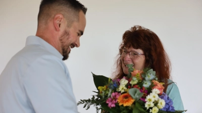 Heidi Blackmon feierte ihr das Jubiläum ihres 40-jährigen Diensts im Hirtenhaus in Dachsbach. Dafür gab es einen Blumenstrauß von Bürgermeister Peter Kaltenhäuser. (Foto: Karl-Heinz Panzer)
