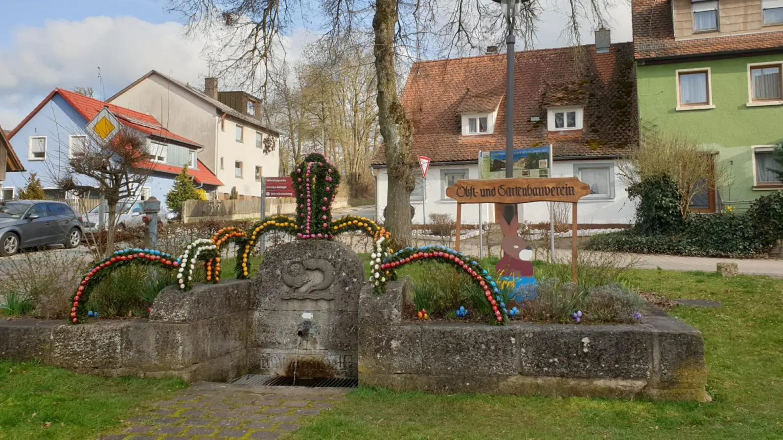 Die Quellfassung der Wörnitz in Schillingsfürst wurde bunt herausgeputzt. Darum kümmerten sich Mitglieder des Obst- und Gartenbauvereins. (Foto: Dr. Steffen Triebe)