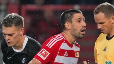 Rani Khedria kann eine Entscheidung von Schiedsrichter Storks nicht verstehen.  (Foto: Soeren Stache/dpa)