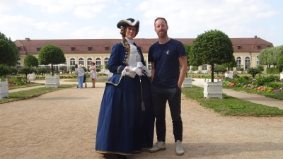 Schnappschuss am Finaltag der Rokoko-Festspiele: Instagram-Blogger Constantin Pelka mit Birgit Klopfer vom Heimatverein, die stilecht gewandet war. (Foto: Florian Pöhlmann)