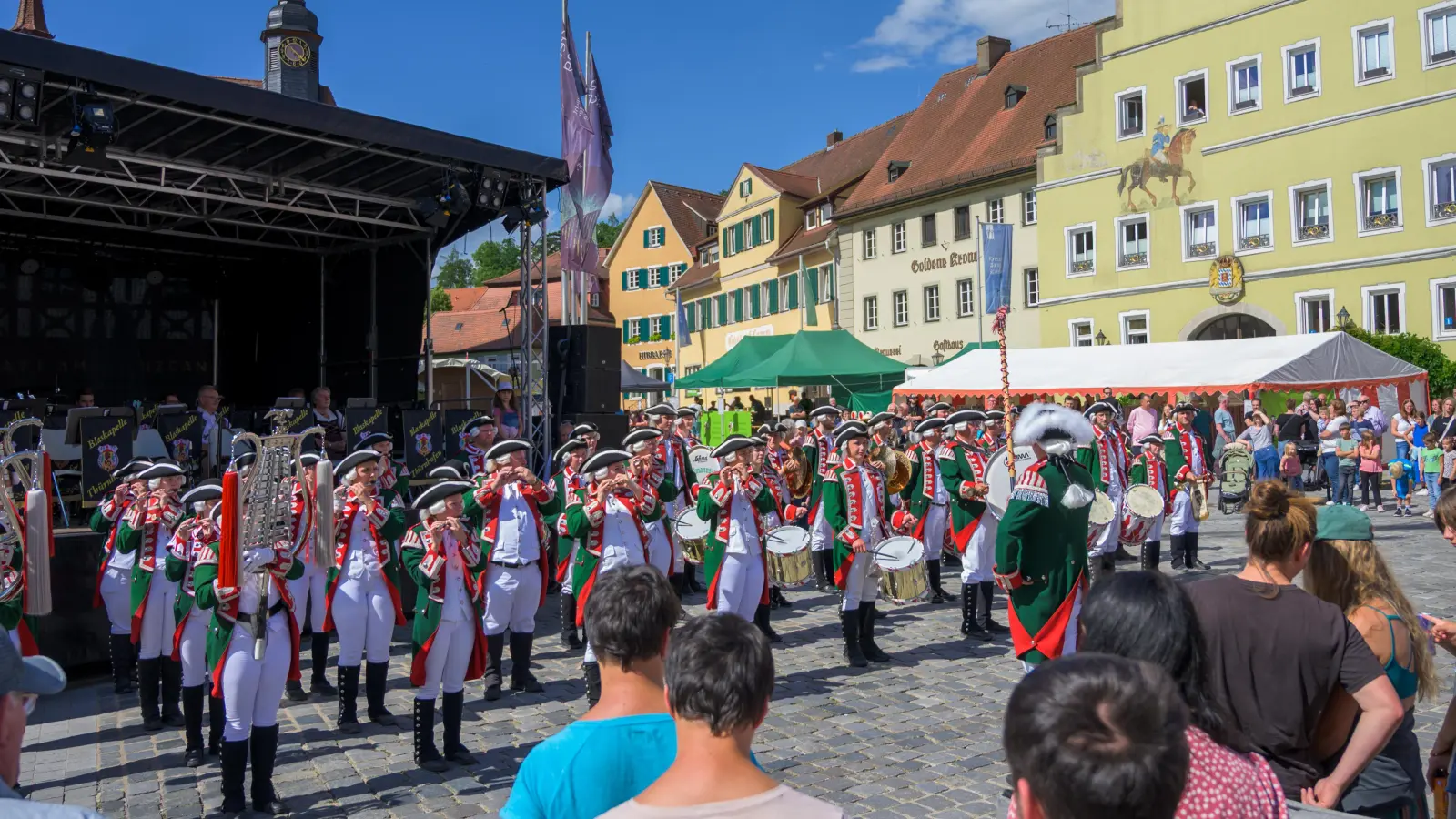 Angenehmes Wetter und gute Stimmung: Zum Feuchtwanger Altstadtfest im Landkreis Ansbach strömen tausende Besuchende auf den Marktplatz. (Foto: René Chlopotowski)