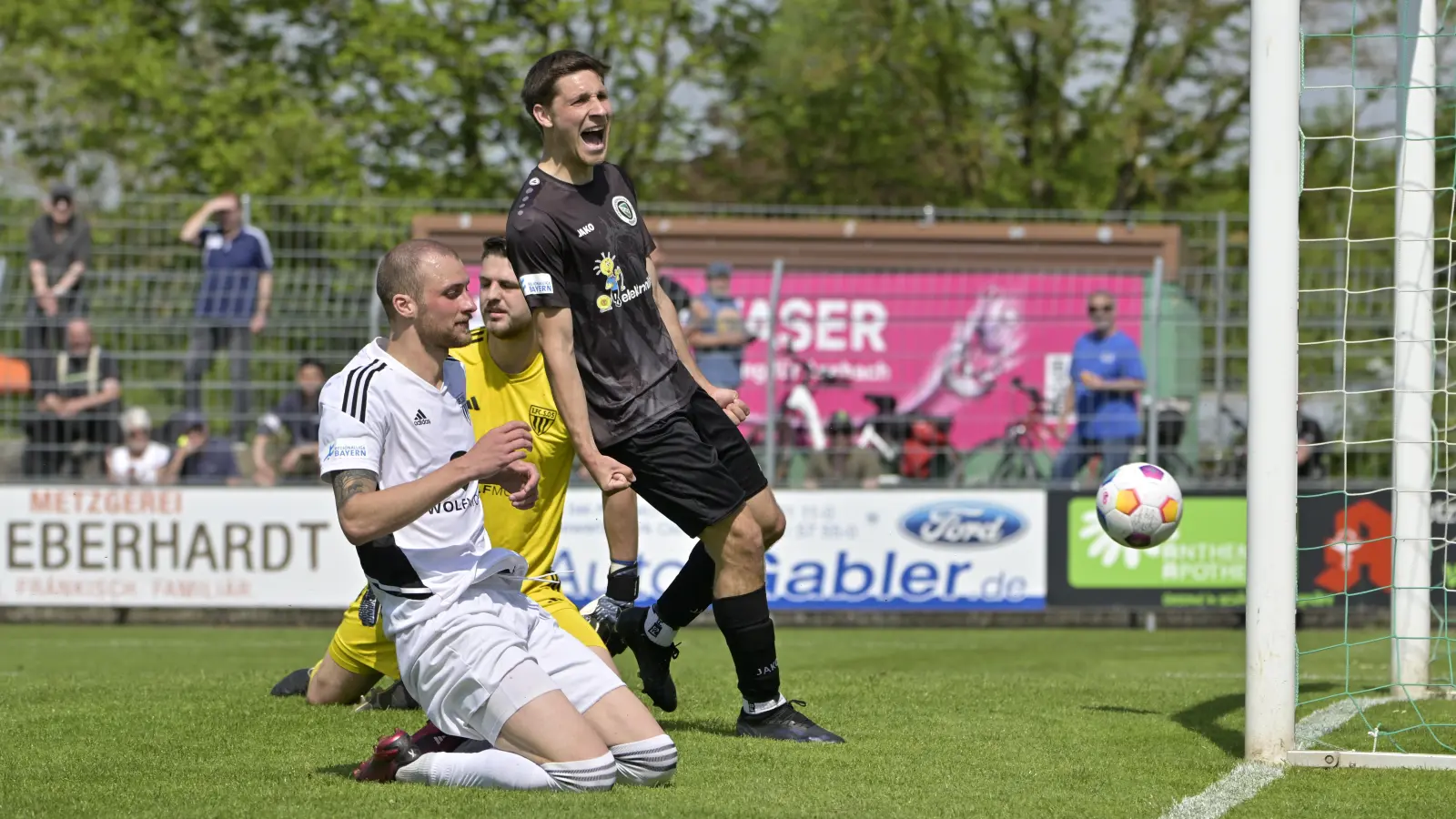 Zwölf Treffer durfte Michael Sperr (schwarzes Trikot) bejubeln. Genug, um in die Top Ten der Torjägerliste zu kommen. Die meisten Einsätze hatte ein Ansbacher Abwehrspieler. (Foto: Martin Rügner)