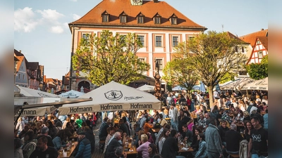 Beim Neustädter Frühlingsfest herrscht immer eine gute Stimmung. Der Marktplatz verwandelt sich dabei in einen großen Biergarten. (Foto: Christian Motzek)