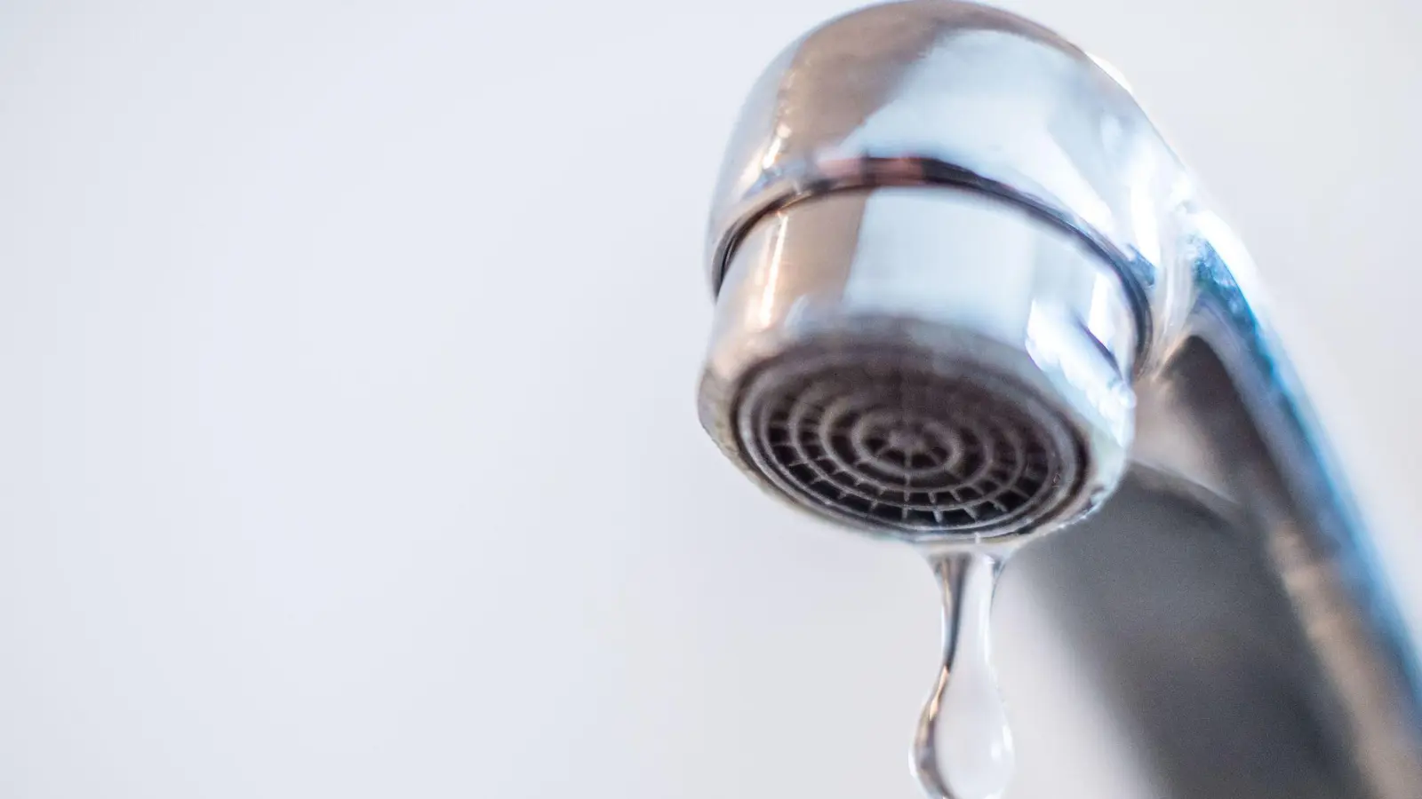 Die Wasserqualität ist laut Landratsamt wieder vollständig hergestellt. (Symbolbild) (Foto: Lino Mirgeler/dpa)