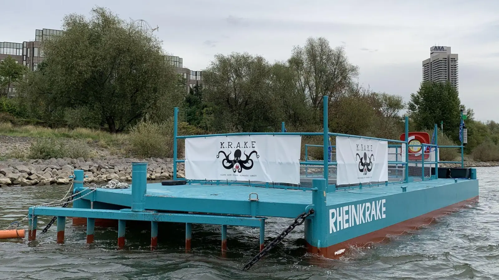 Die Müllfalle – genannt „Rheinkrake” – schwimmt an ihrer Position auf dem Rhein in Köln. (Archivbild) (Foto: Leandra Hamann/Universität Bonn/dpa)