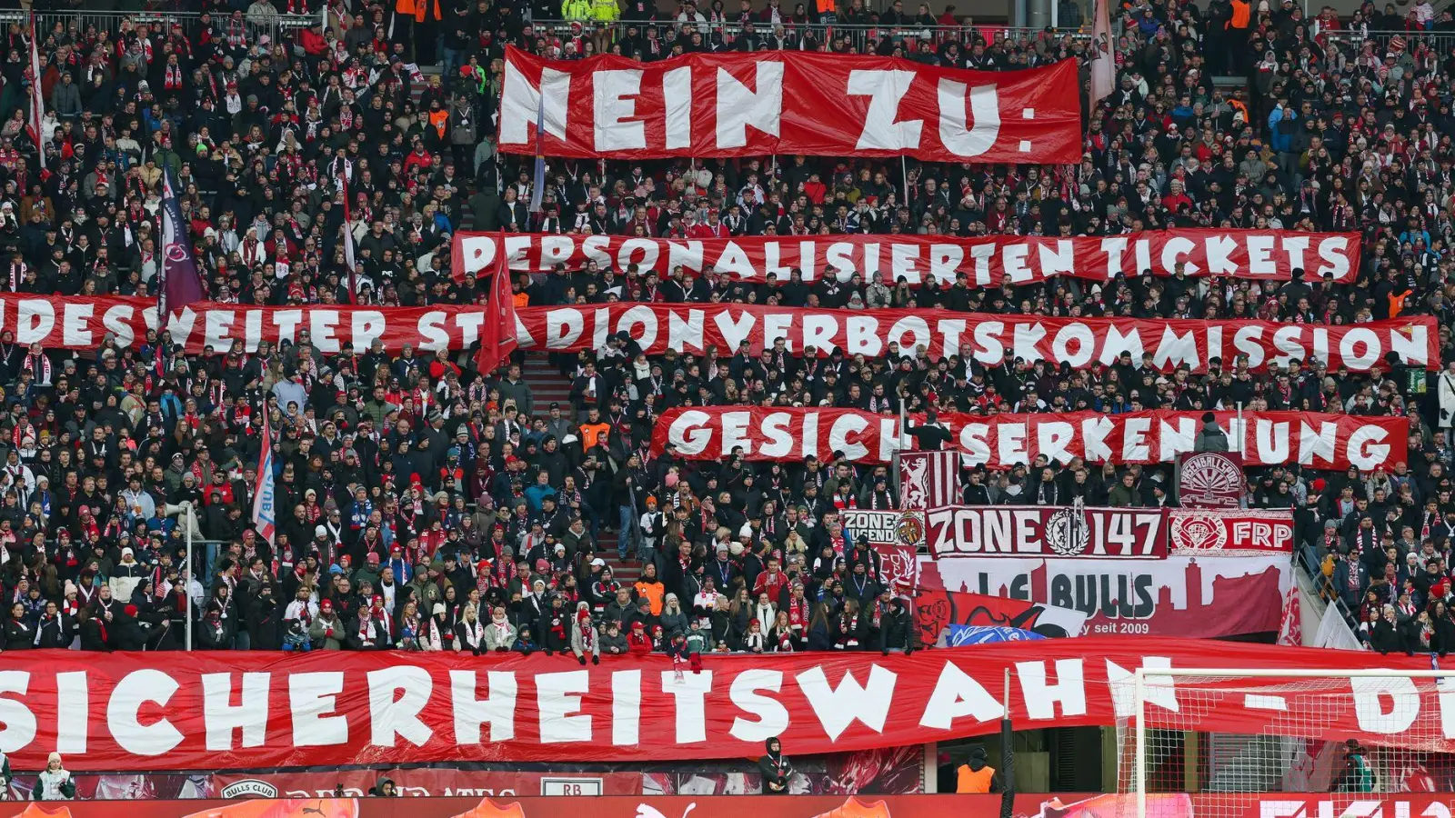 Mit Plakaten und Schweige-Minuten protestierten in vielen Stadien Fußball-Fans gegen strengere Sicherheitsauflagen. Bayerns Innenminister Joachim Herrmann (CSU) sprach von einer „Gespensterdiskussion“. (Foto: Jan Woitas/dpa)