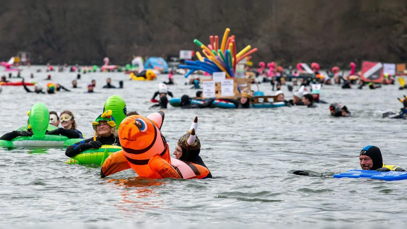 Mutig ins kalte Wasser: Knapp 2.000 Teilnehmer hatte das 54. Donauschwimmen.  (Foto: Stefan Puchner/dpa)