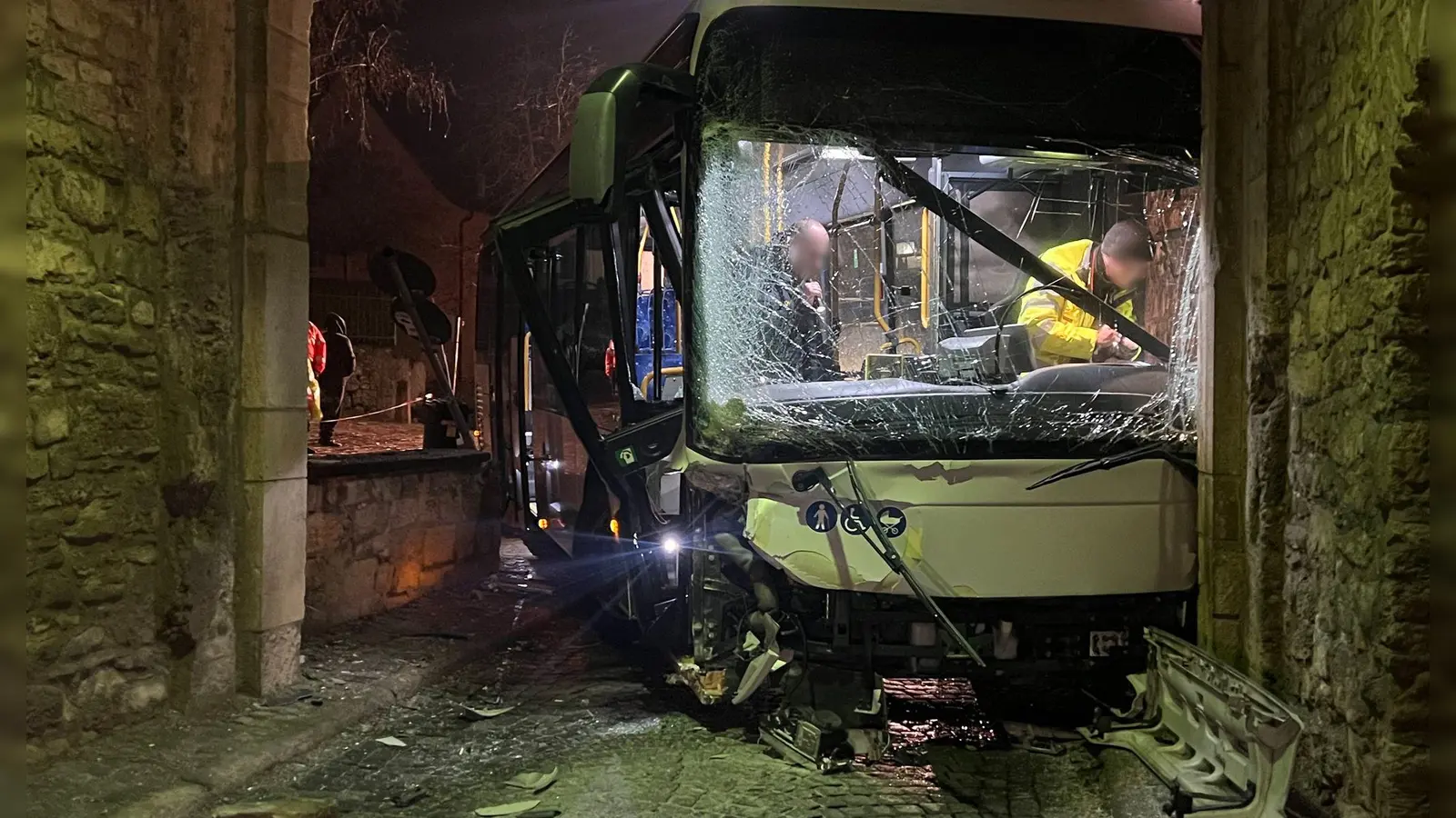 Der Fahrer des Busses wurde nicht verletzt. (Foto: Pascal H./NEWS5/dpa)